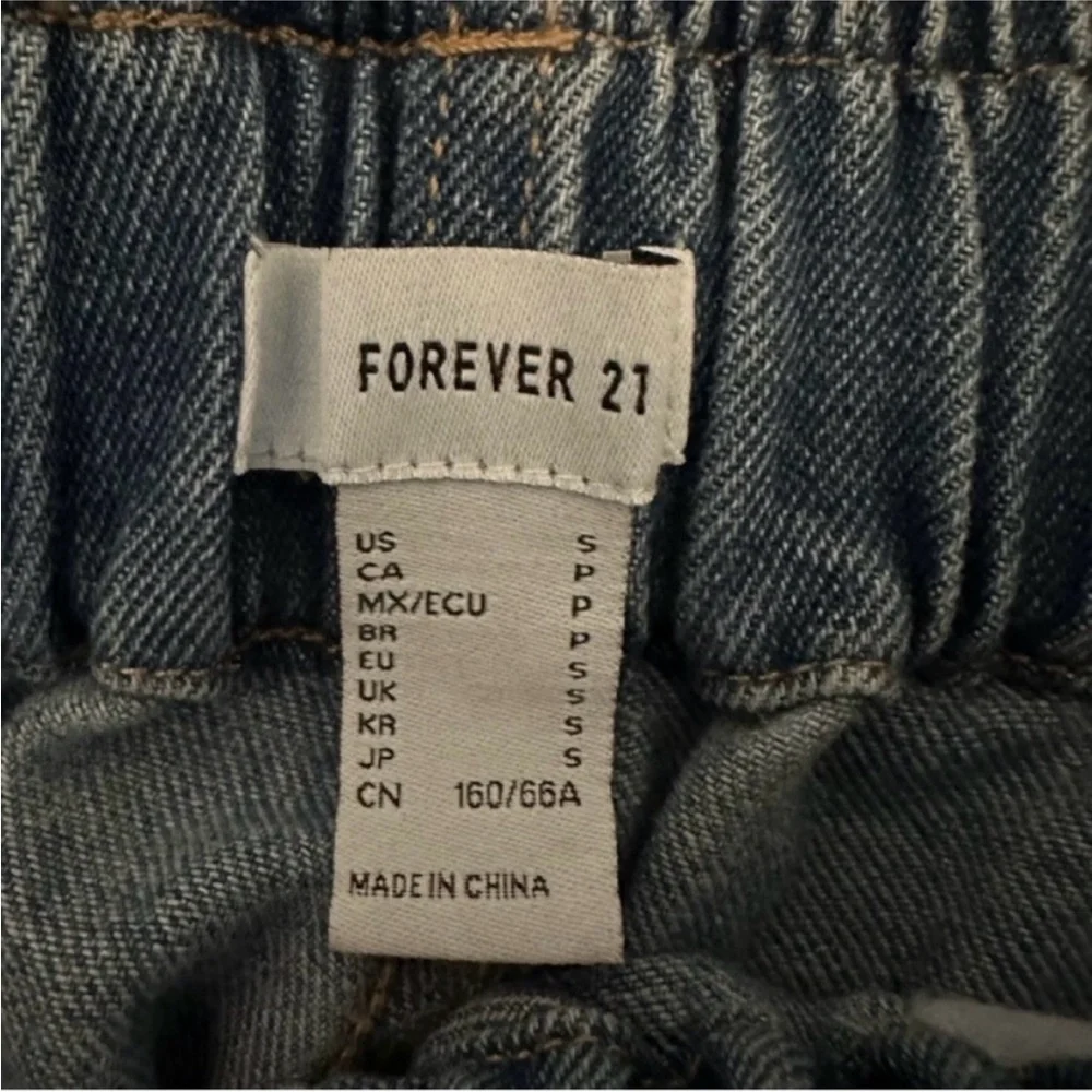 🦋NWT! FOREVER 21 Fitted Waist Relaxed Hips Denim Joggers - Size Small
